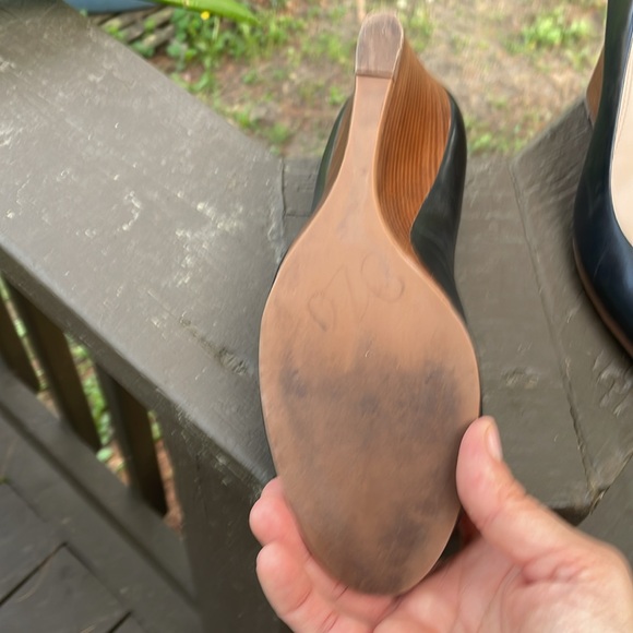 Tory Burch Black and Gold Flats with Elegant Design - Picture 4 of 4